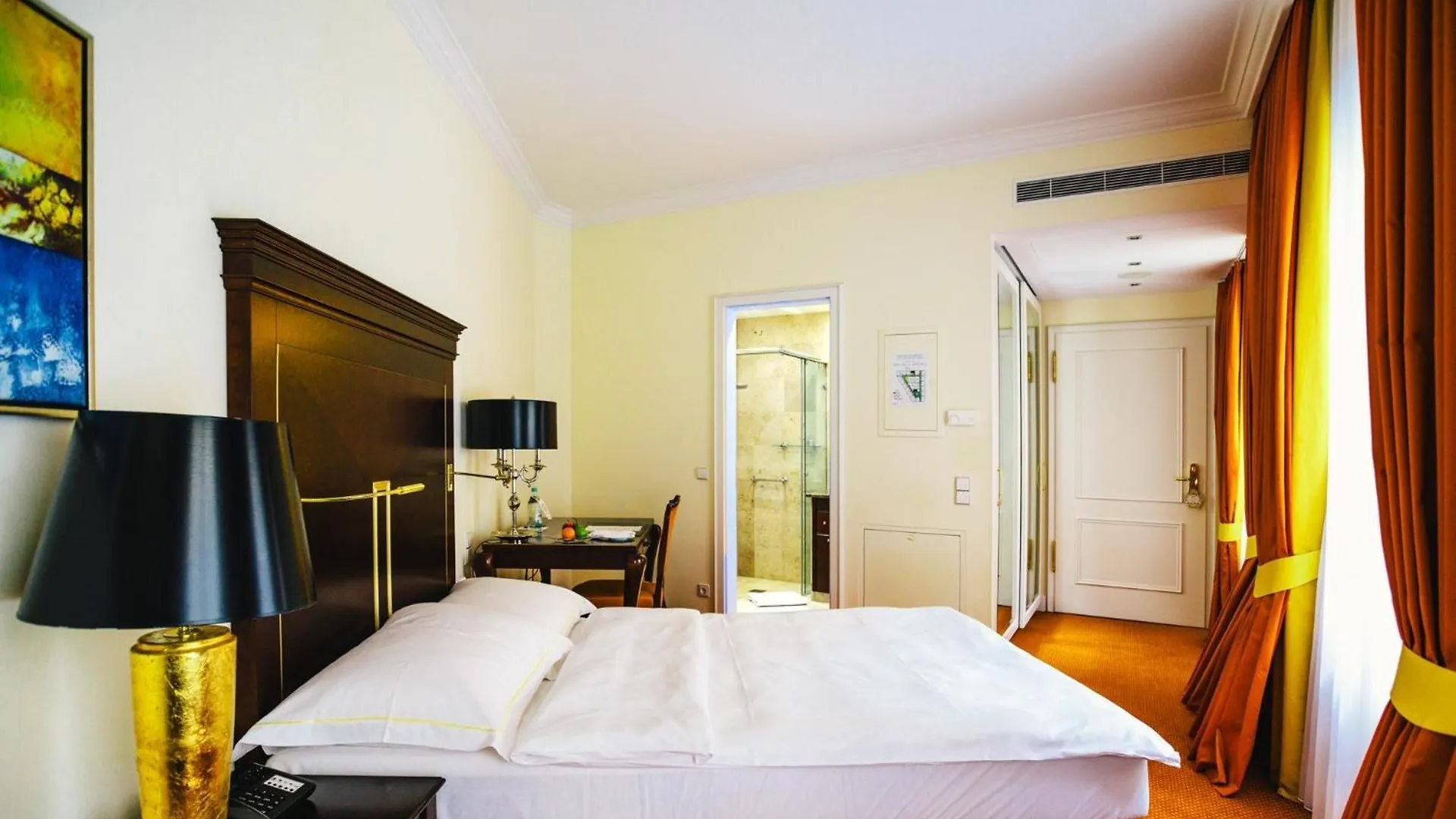 Relais & Chateaux Buelow Palais Dresden Hotel