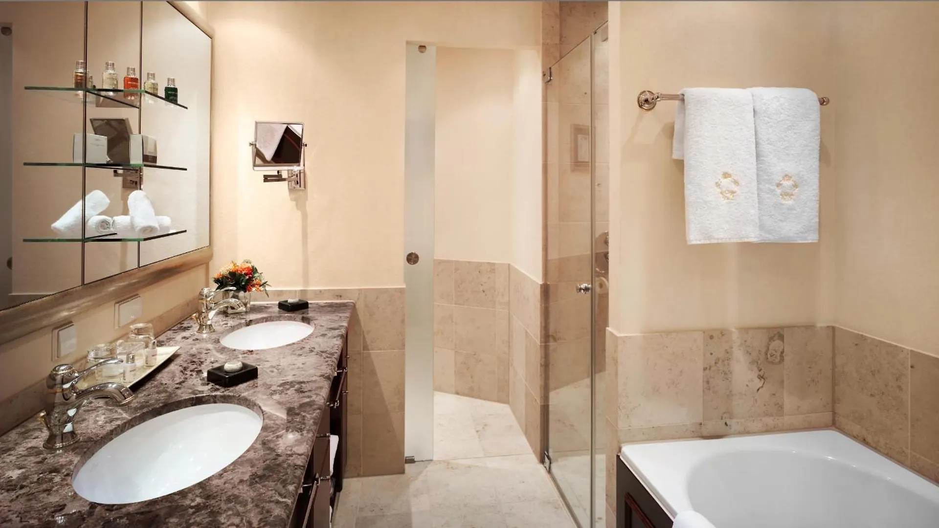Relais & Chateaux Buelow Palais Dresden Hotel