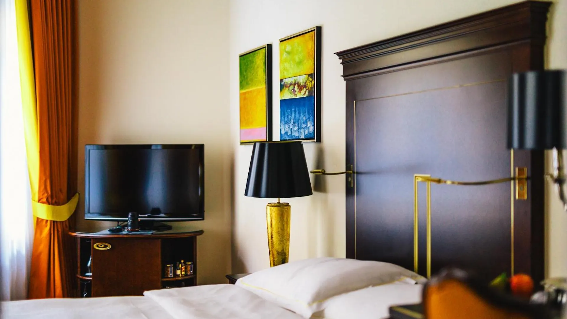 Relais & Chateaux Buelow Palais Dresden Hotel